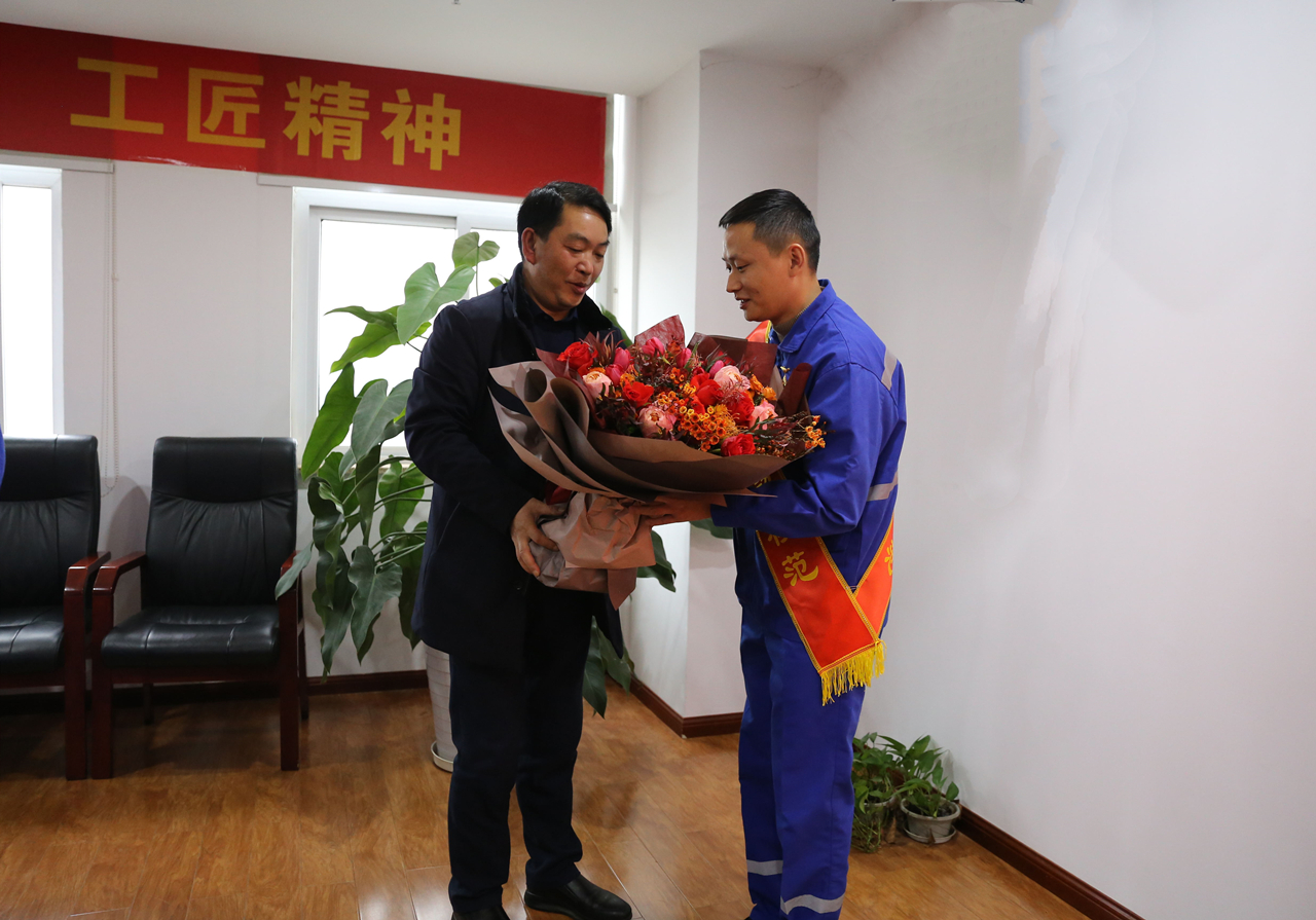 集团公司领导关心看望全国劳模胡万琪同志